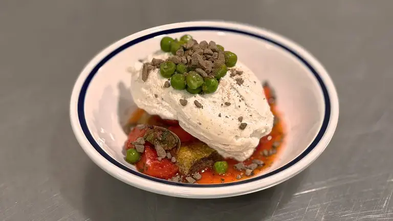 Fraises, petits pois, mascarpone et chocolat dressés