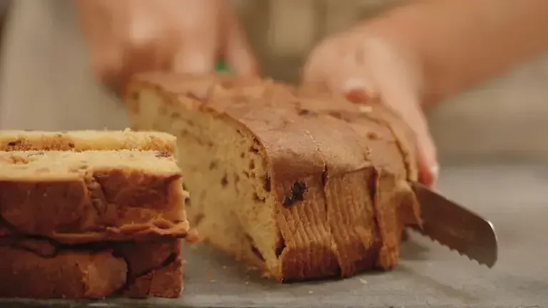 panettone en train d’être tranché