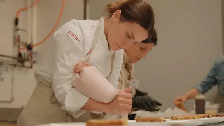 Chef utilisant une poche à douille