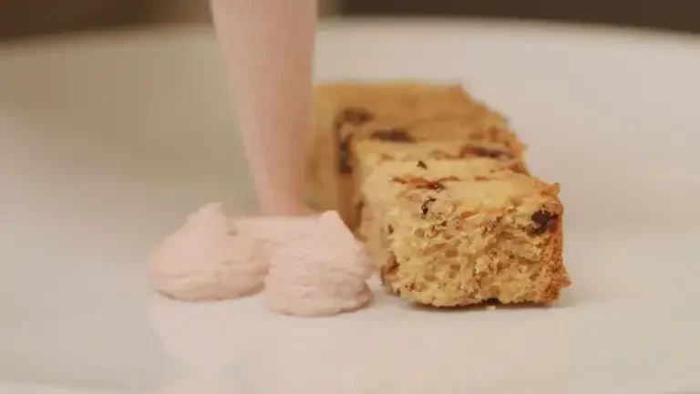 mousse de mortadelle disposée à côté du panettone