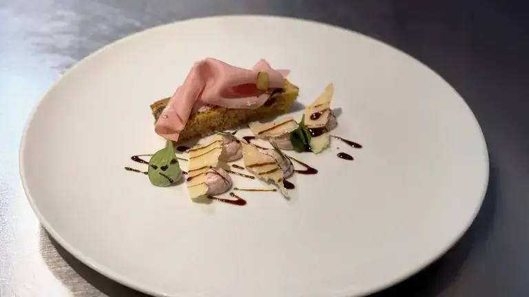 Panettone croustillant et mousse de mortadelle dressés