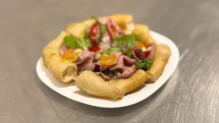 Pizza frite au vitello tonnato dressée