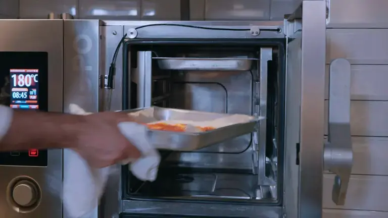 Préparation dans le moule à four par le chef