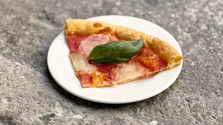 Pizza feuilletée à la tomate et au pesto dressée