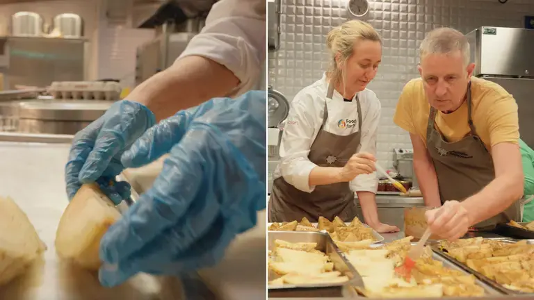 Chefs préparant des légumes au four