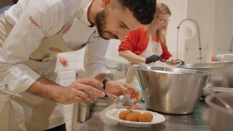 Le chef dresse les boulettes