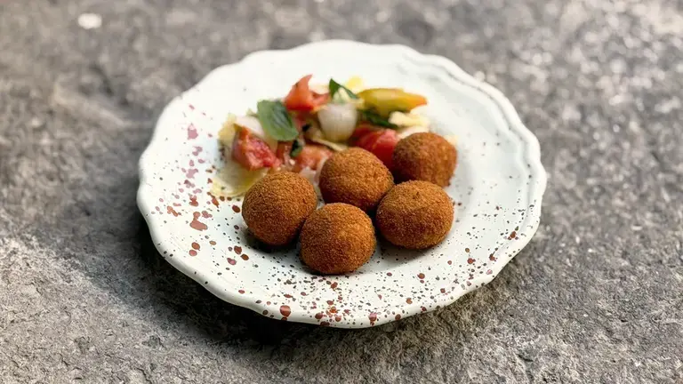 Boulettes frites du dimanche dressées