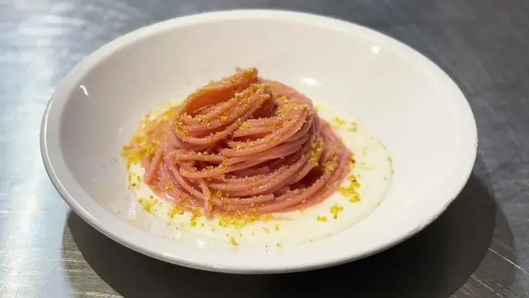 Spaghetti à la crème de betterave servis dans la poêle