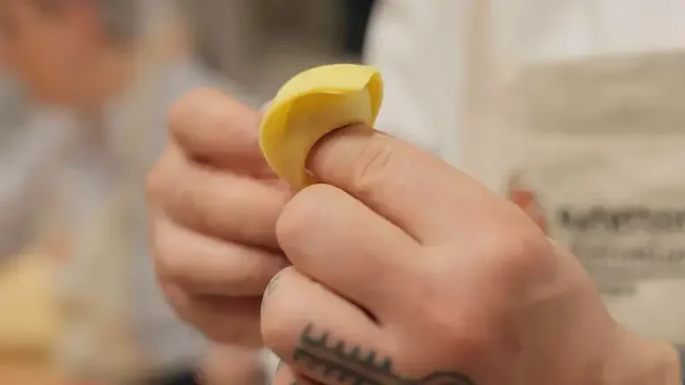 Le chef ferme les tortelloni selon la tradition