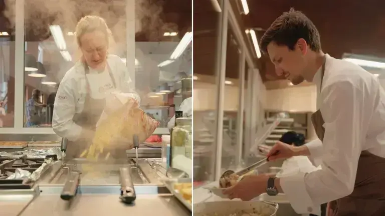 Chefs en train de cuisiner et dresser les tortiglioni