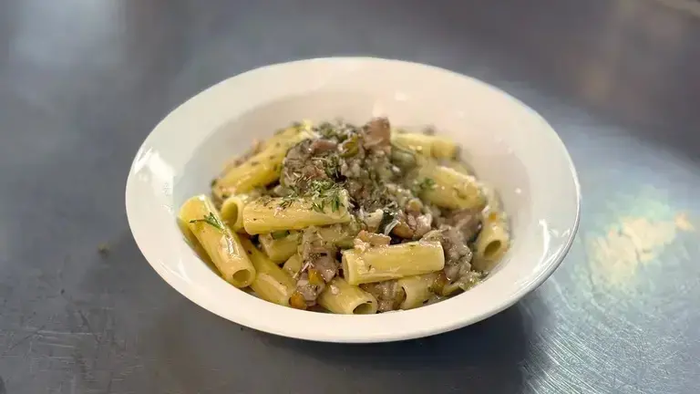 Tortiglioni au ragù de basse-cour dressés