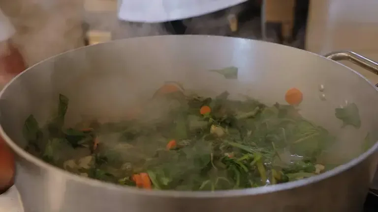 Grande poêle avec légumes en cuisson