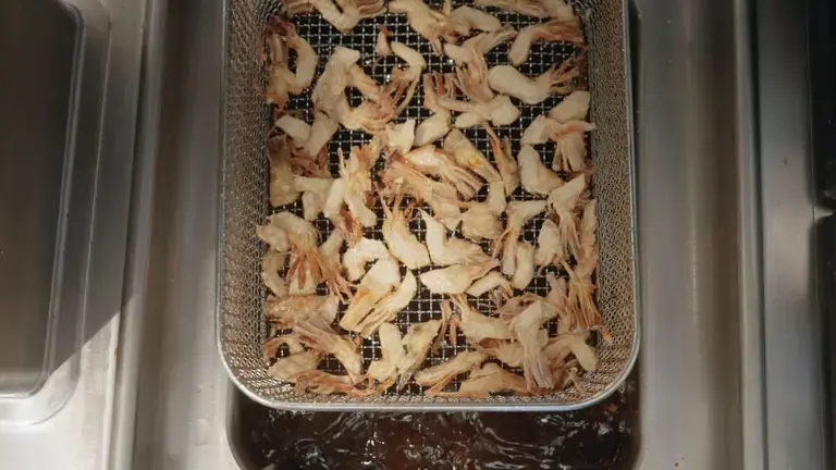 Artichauts dans le panier de la friteuse avant cuisson