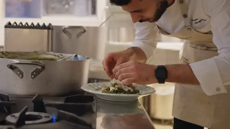 Le chef dresse les tortiglioni