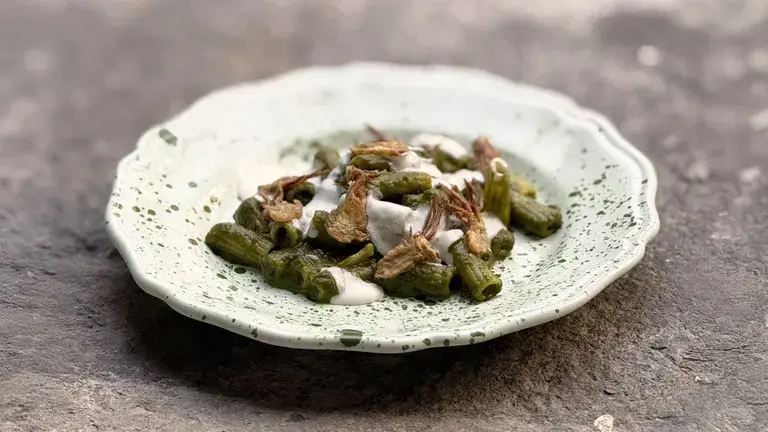 Tortiglioni à la crème de légumes, fondue et artichauts frits dressés