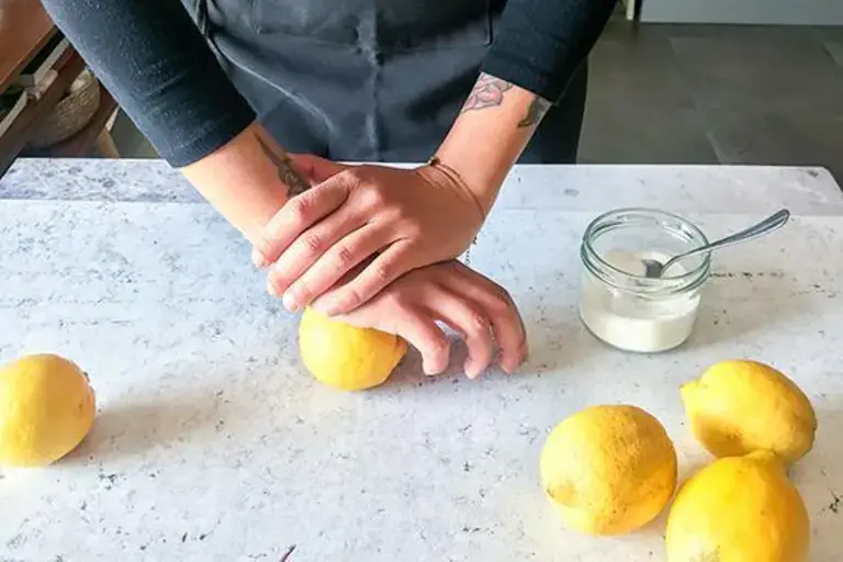 Lavez bien les citrons, séchez-les et pressez-les