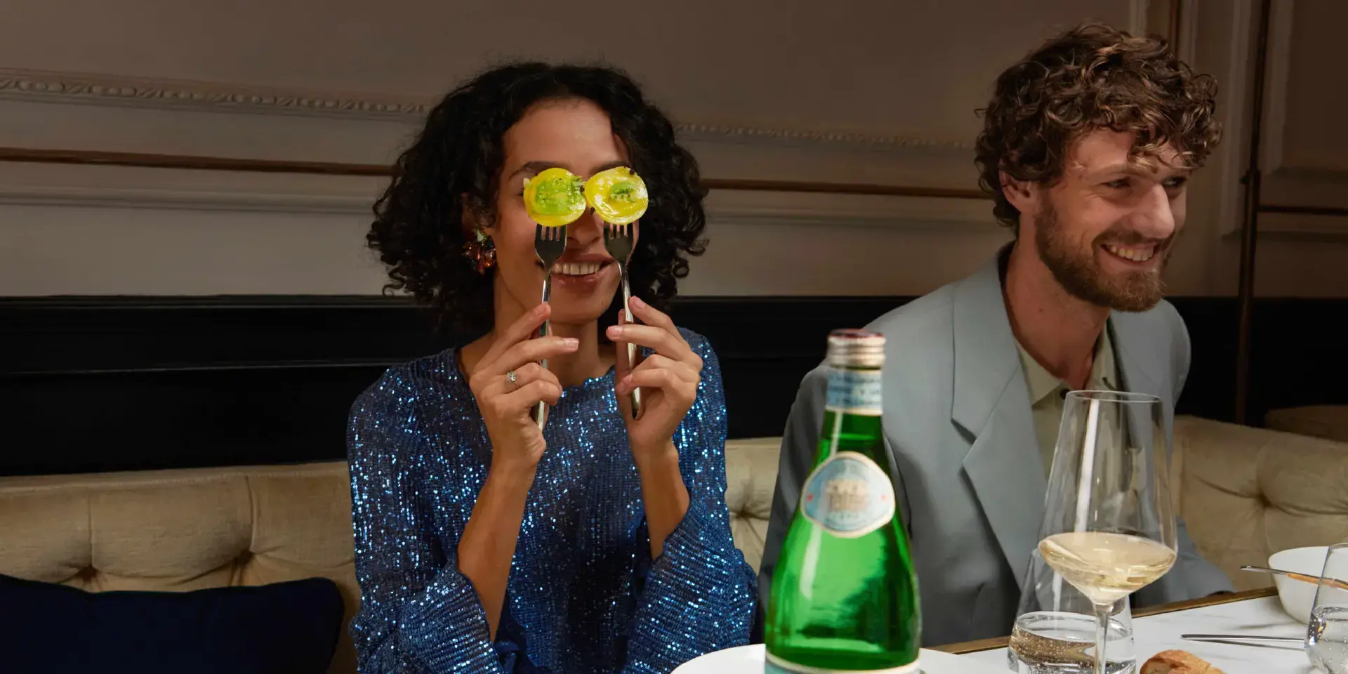 Des amis dînent au restaurant avec S.Pellegrino.