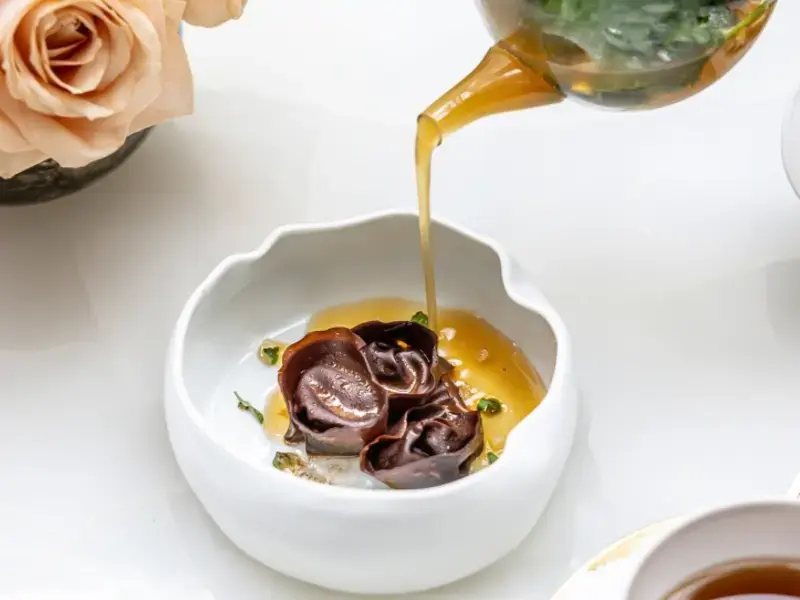 Ravioles de cacao et bouillon citronnelle gingembre four seasons George V