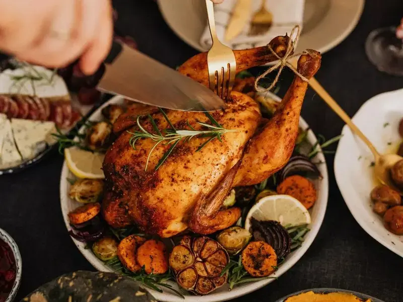 Brider un poulet est l'une de ces techniques de cuisine à l'ancienne que vous devez absolument connaître. C'est un passage re