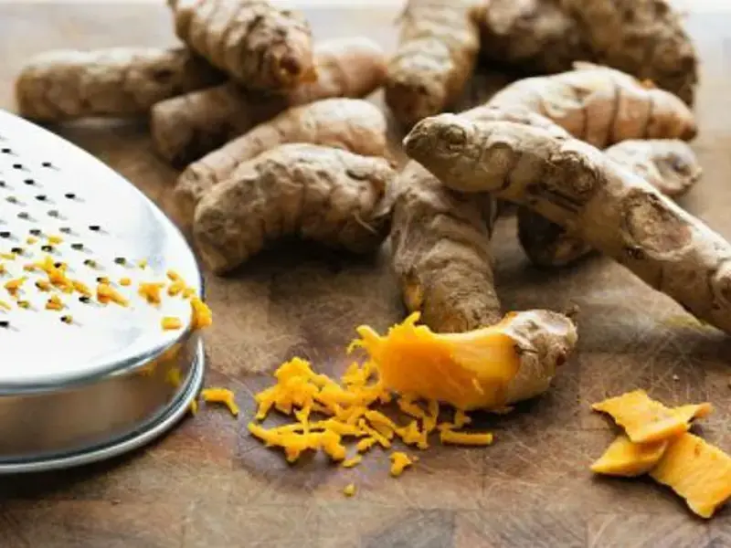 curcuma frais entier et râpé