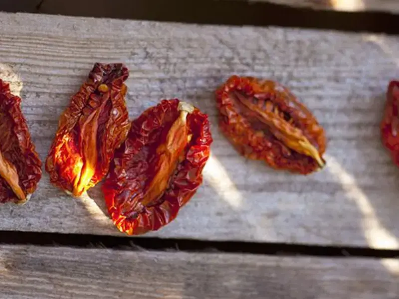 tomates séchées sur support en bois