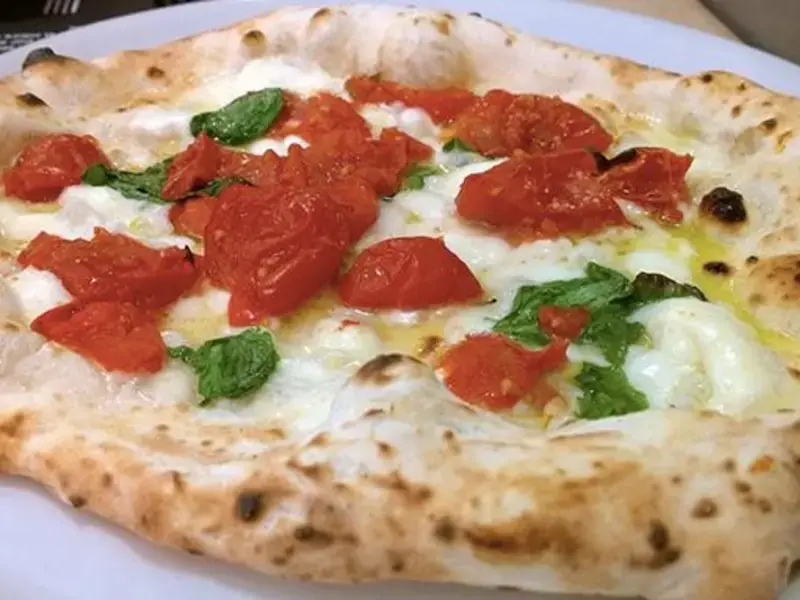 pizza napolitaine avec tomates mozzarella et basilic