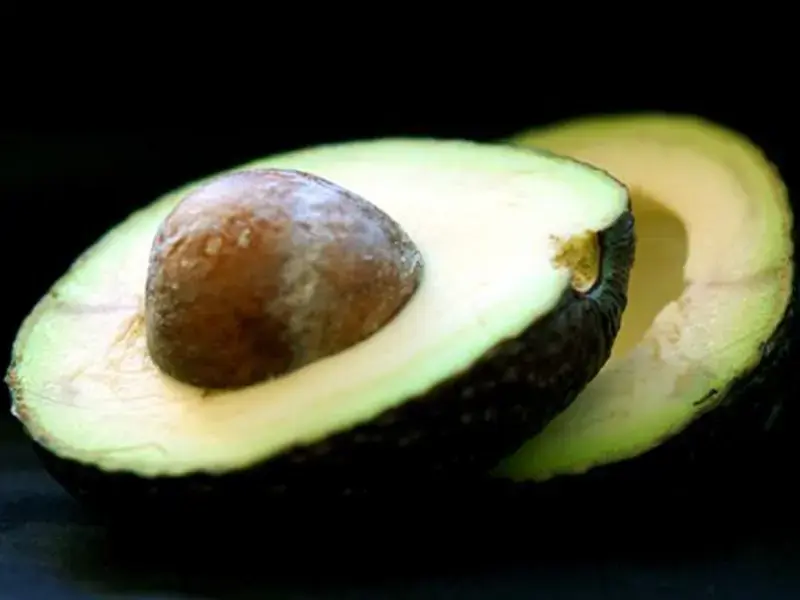 avocat découpé en deux