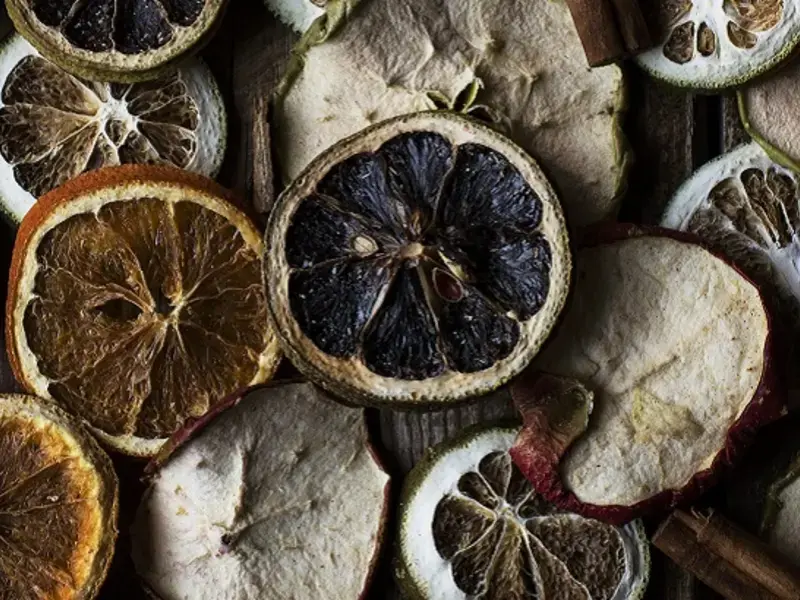 tranches de citron noir et agrumes séchés