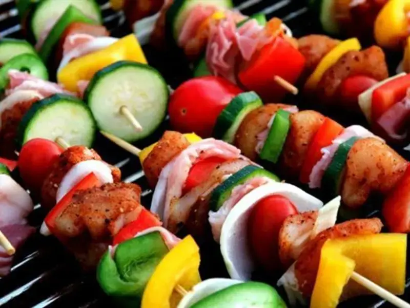 Comment cuire les brochettes au barbecue ? Astuces et recettes