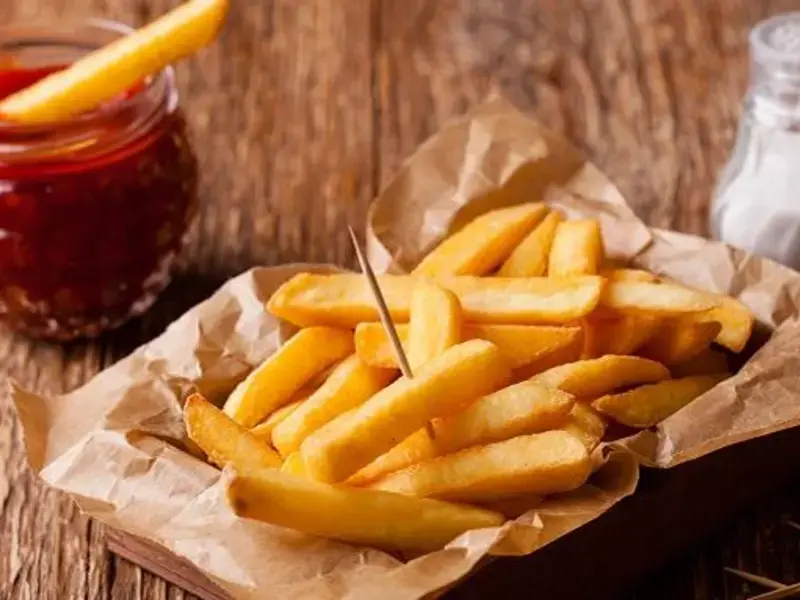 Cuire des frites à l'eau : un secret de chef pour un accompagnement moins calorique