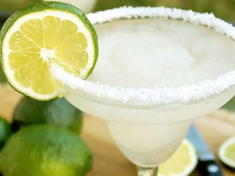 cocktail avec tranche de citron vert