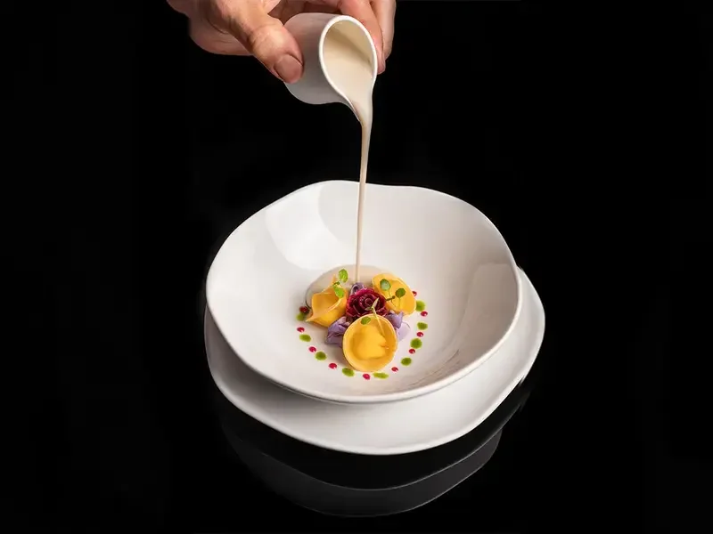 Tortellini, Gorgonzola dolce, pandhra rassa (Trèsind Studio, Dubaï)
