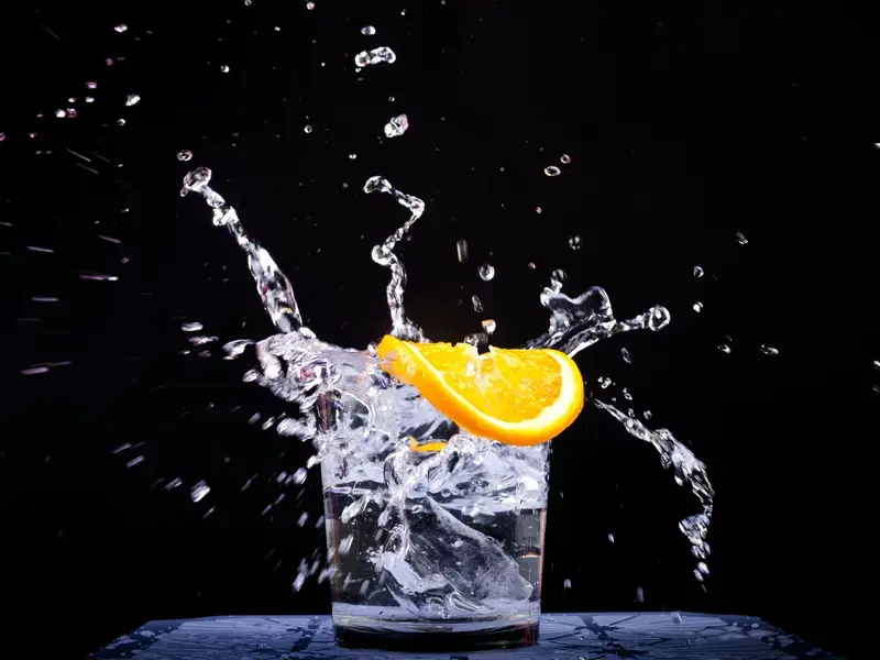 Verre d'eau avec tranche d'orange