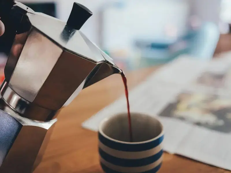 cafetière moka et tasse