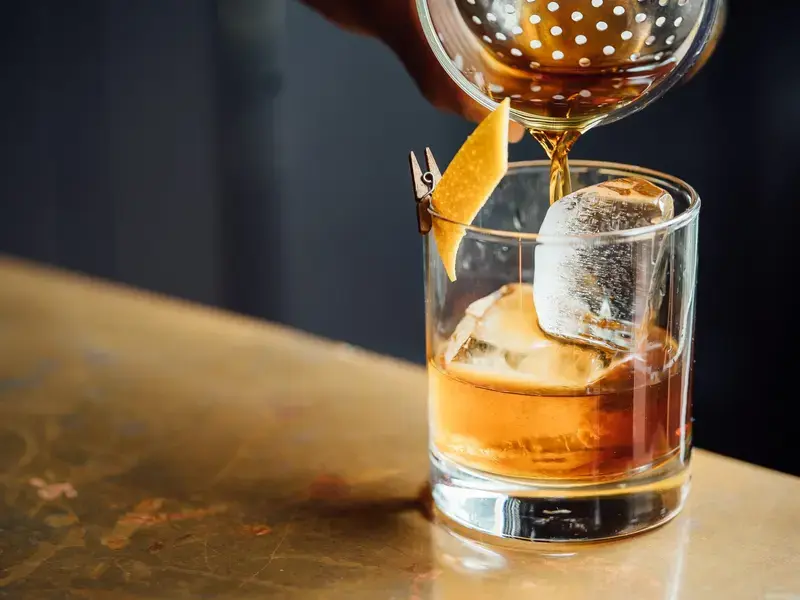 Cocktail bar à Paris : où siroter un drink dans la capitale