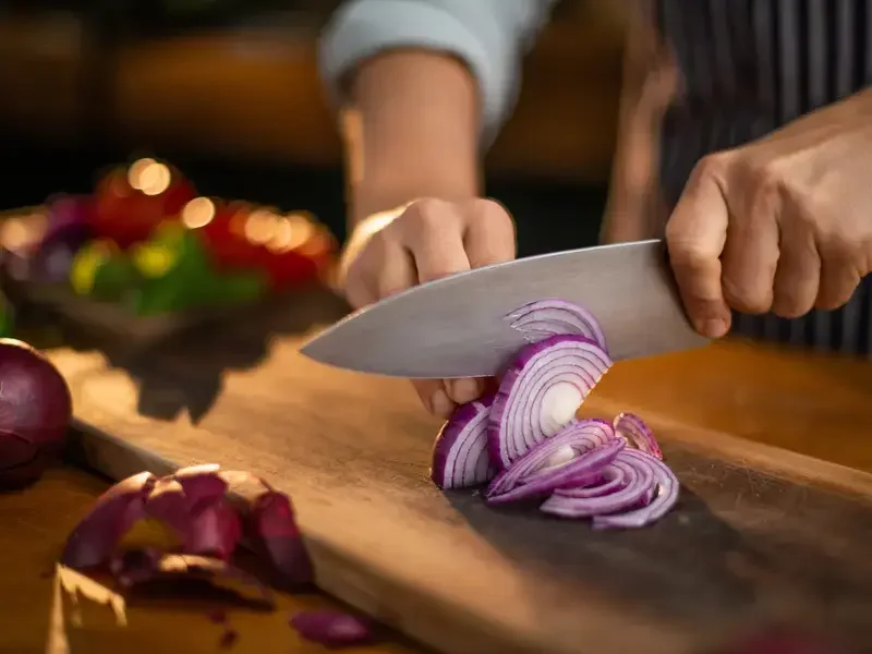 couper un oignon - Fine Dining Lovers