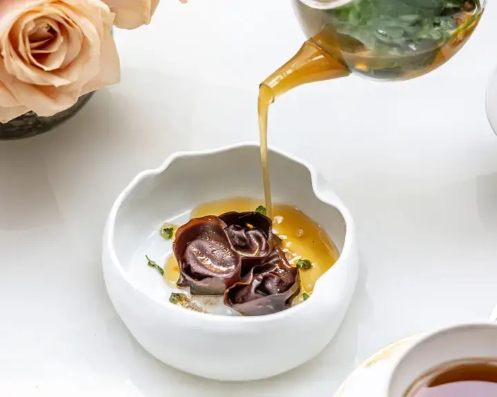 Ravioles de cacao et bouillon citronnelle gingembre four seasons George V