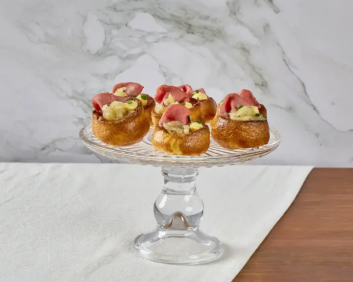 Mini Yorkshire pudding au roastbeef, oignon caramélisé, mayonnaise au citron vert et ciboulette