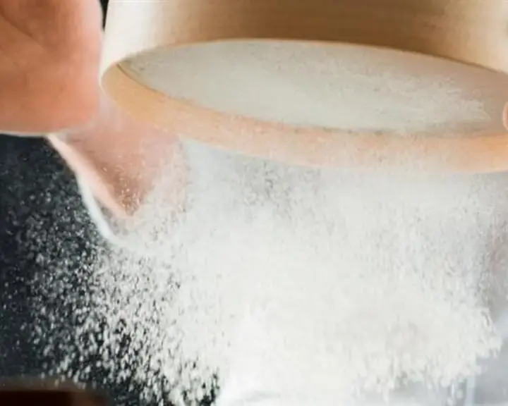 Tamiser la farine : faut-il toujours le faire avant de l’utiliser ?