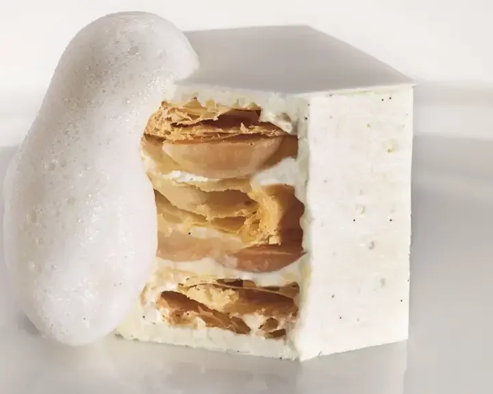 Le mille-feuille blanc, crème légère à la vanille de Tahiti, fine gelée au jasmin, émulsion au poivre d'Anne-Sophie Pic