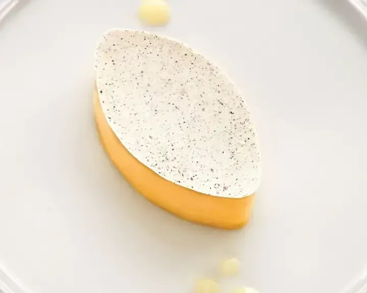 Calisson au citron jaune, crémeux citron vert, sorbet miso-fromage blanc de Jérôme Banctel